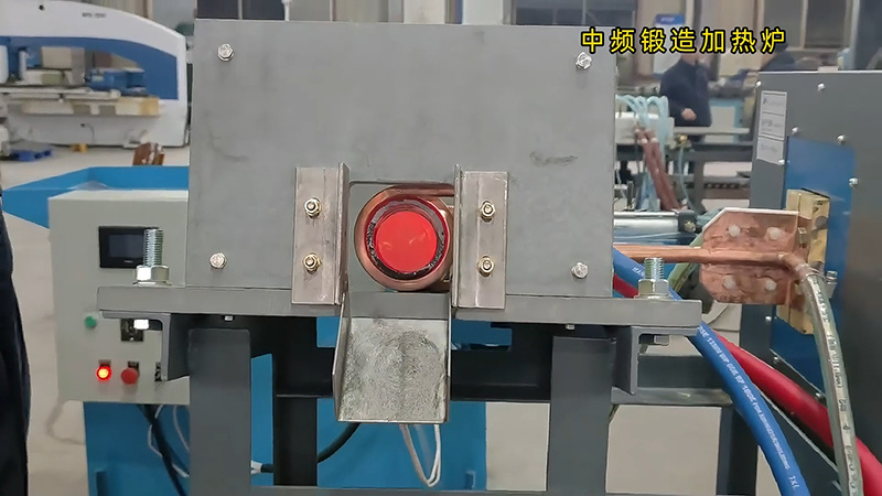中頻鍛造加熱爐配置自動(dòng)化控制系統(tǒng)和送料機(jī)，確實(shí)是一種高效、精準(zhǔn)的熱處理設(shè)備。
