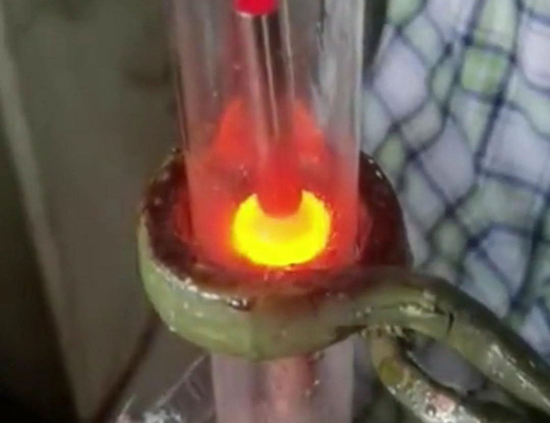 通過手持式高頻加熱機(jī)在氮?dú)獗Ｗo(hù)下焊接銅管，可以獲得高質(zhì)量的焊縫，提高產(chǎn)品的性能和可靠性