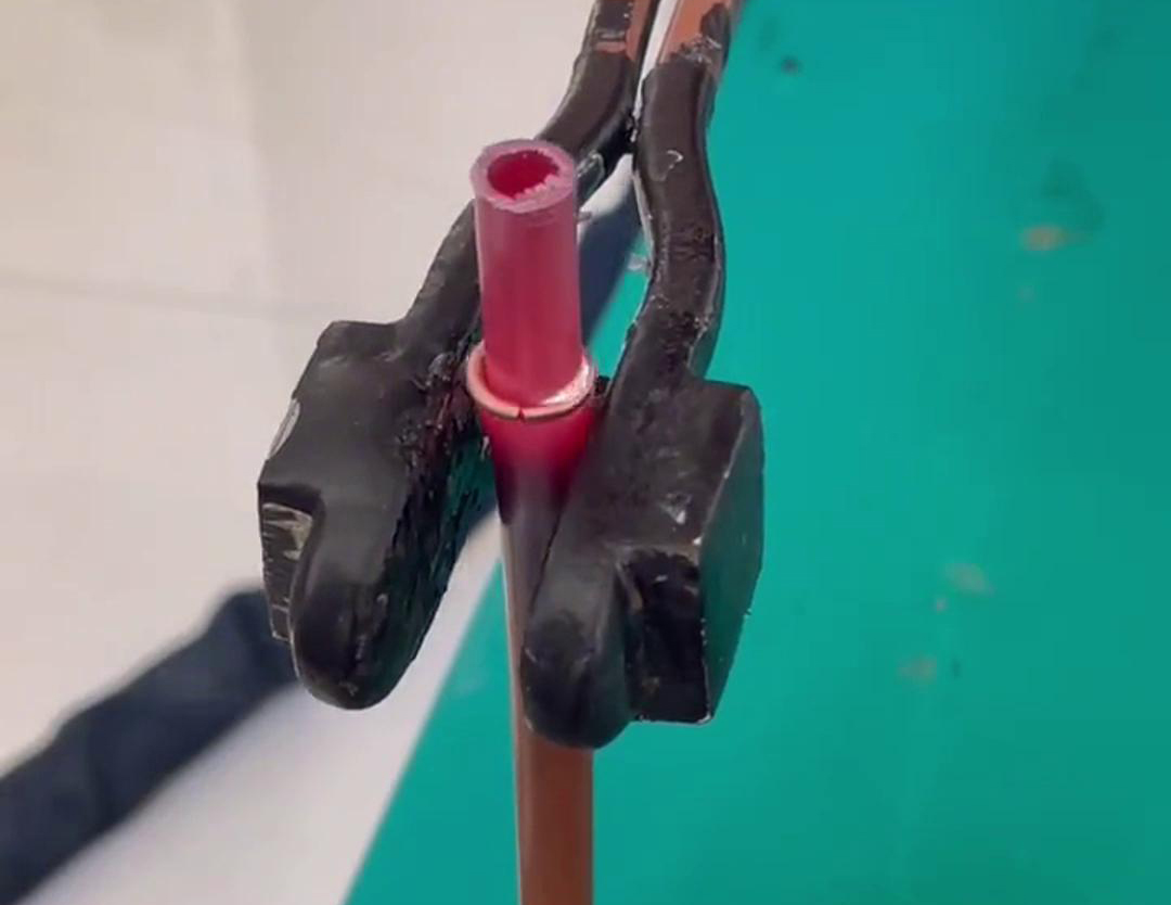 散熱器銅管對接焊用手持式高頻機(jī)，只要三秒就可以焊接完成，看一看效果如何
