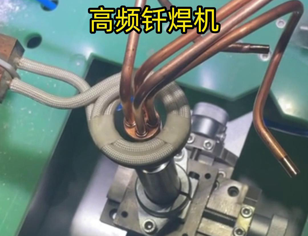在雙工位自動(dòng)感應(yīng)釬焊設(shè)備中，每個(gè)工位都配備了獨(dú)立的感應(yīng)加熱系統(tǒng)和釬焊工具，確保兩個(gè)工位可以同時(shí)進(jìn)行焊接作業(yè)