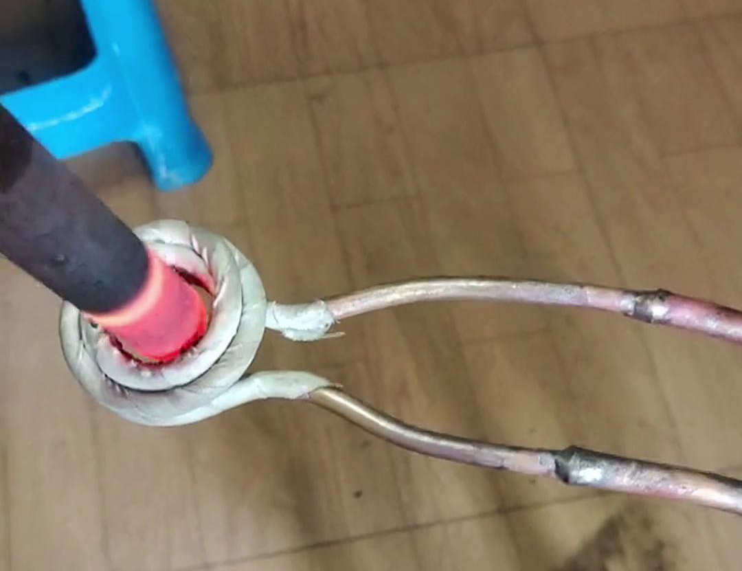 高頻加熱機(jī)配合軟連接加熱工件是一種高效且靈活的加熱方式，