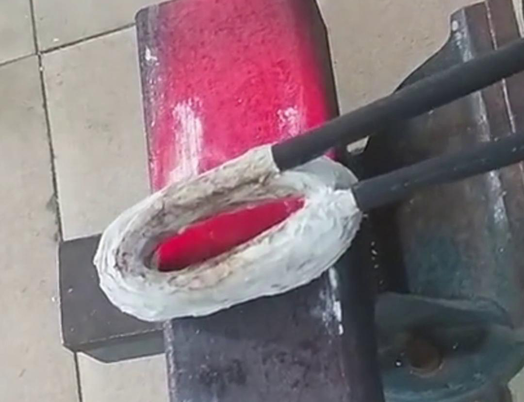 手持式高頻加熱機(jī)在方管加工中，它可以用來(lái)實(shí)現(xiàn)焊接預(yù)熱、局部退火、彎曲軟化等工藝需求