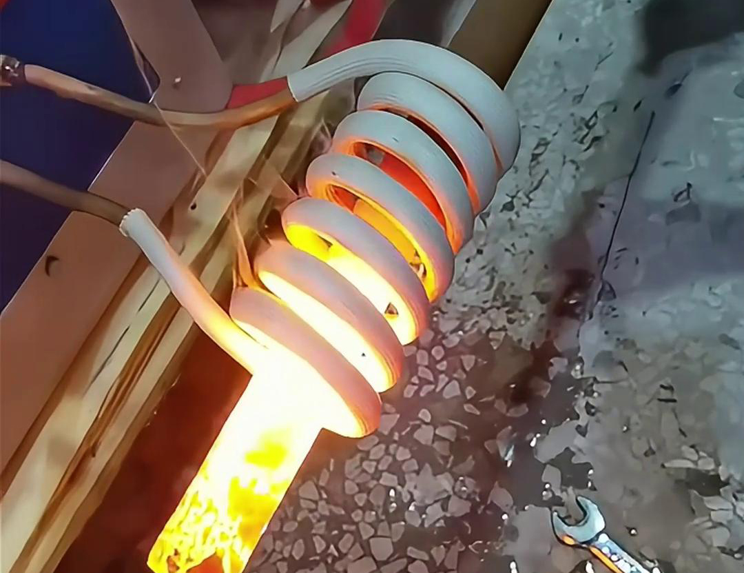 鐵棒的高頻加熱具有效率高、速度快、操作簡(jiǎn)單等優(yōu)點(diǎn)，廣泛應(yīng)用于金屬材料加工