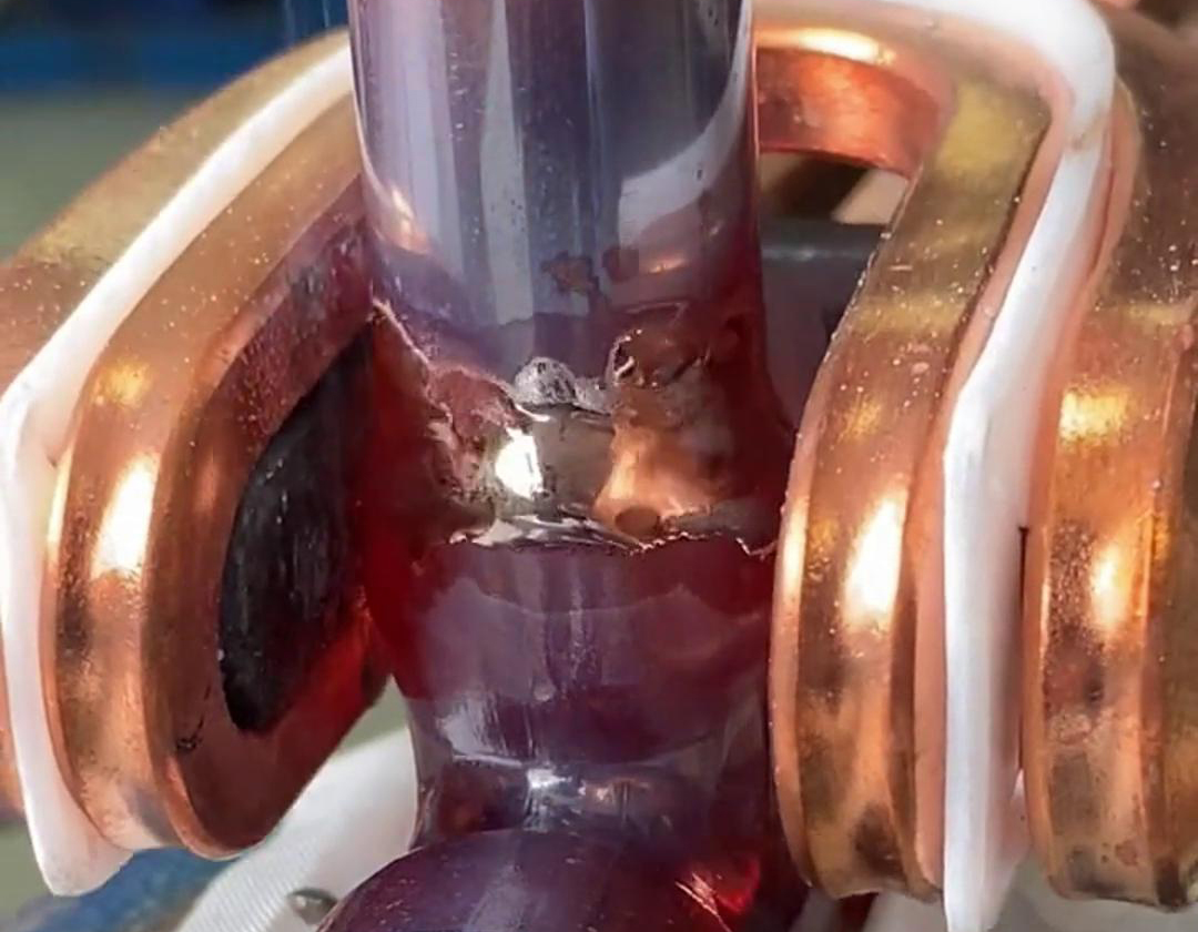 這就是手持式高頻焊機(jī)焊接銅管的效果，有了它，可以放棄大部分火焰焊接場合了