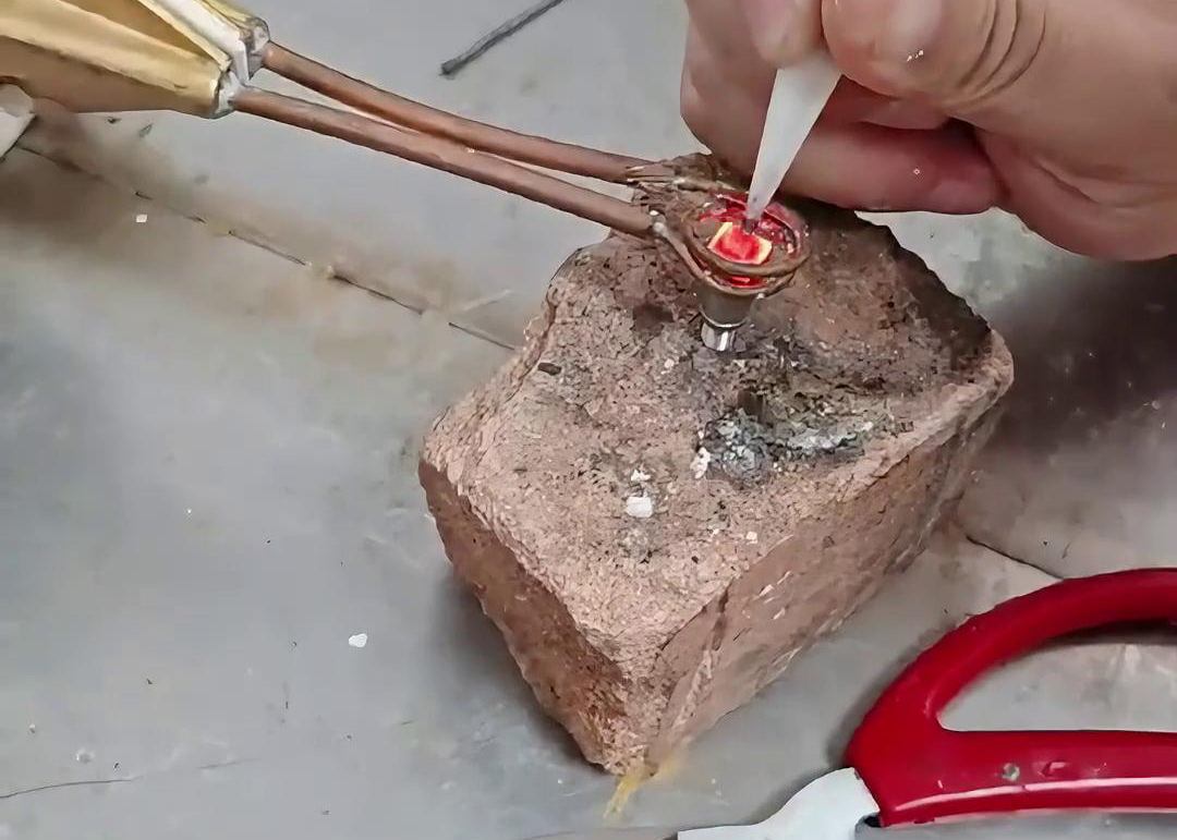 超高頻焊機憑借其獨特的工作原理和優(yōu)勢，在鎢鋼焊接方面表現(xiàn)出色